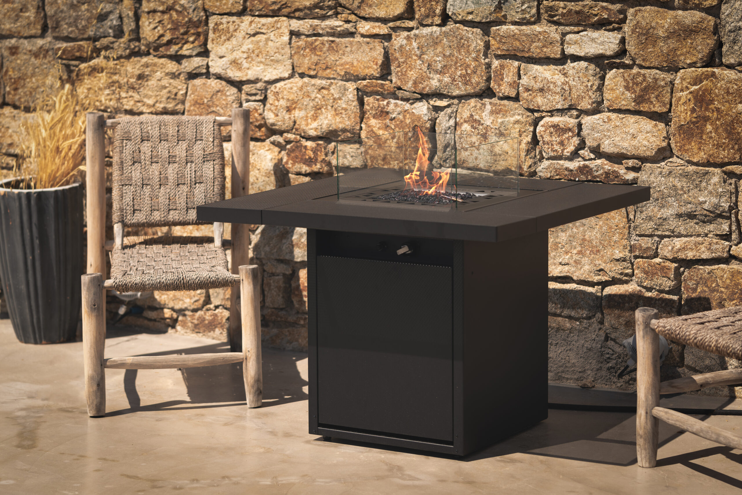 Outdoor Gas Fire Pit Square Table is a fire table that can serve as a functional garden furniture
