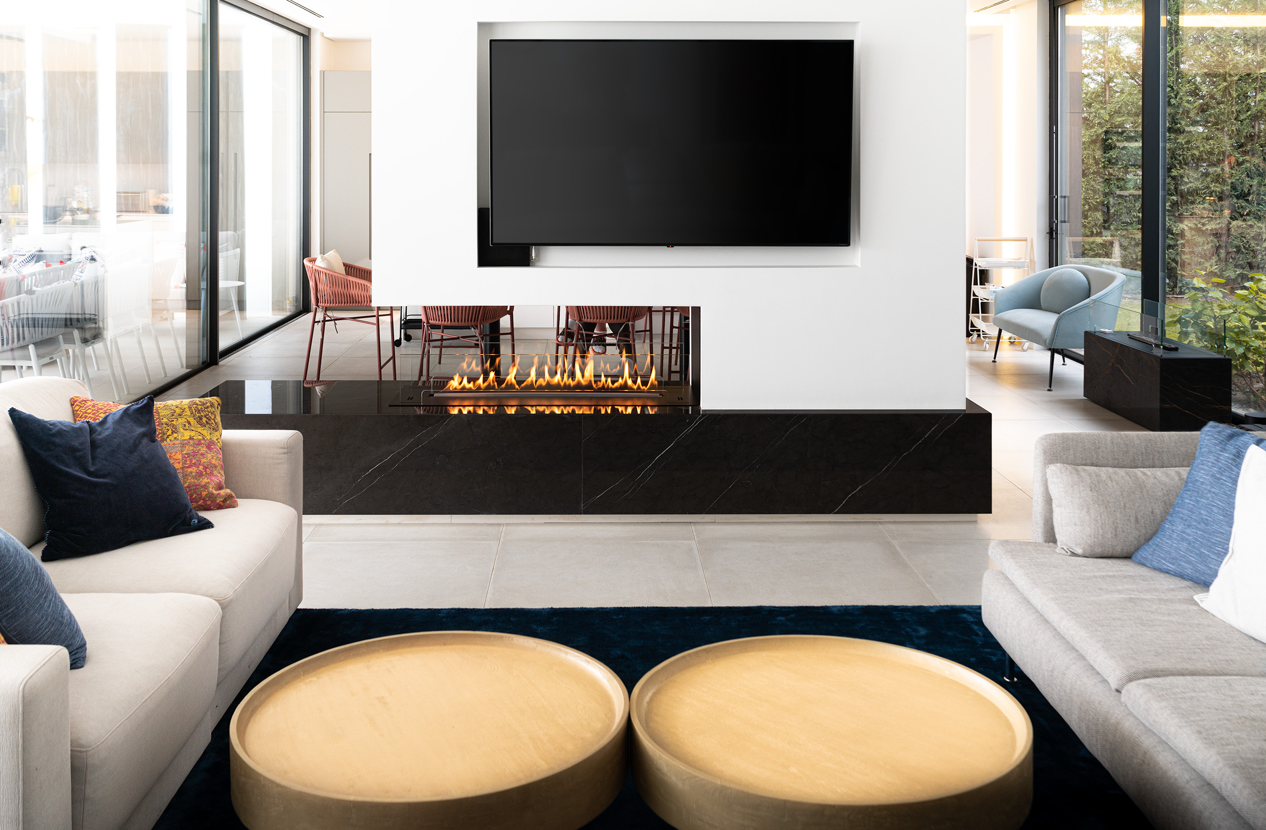 Ethanol fireplace in the living room. 